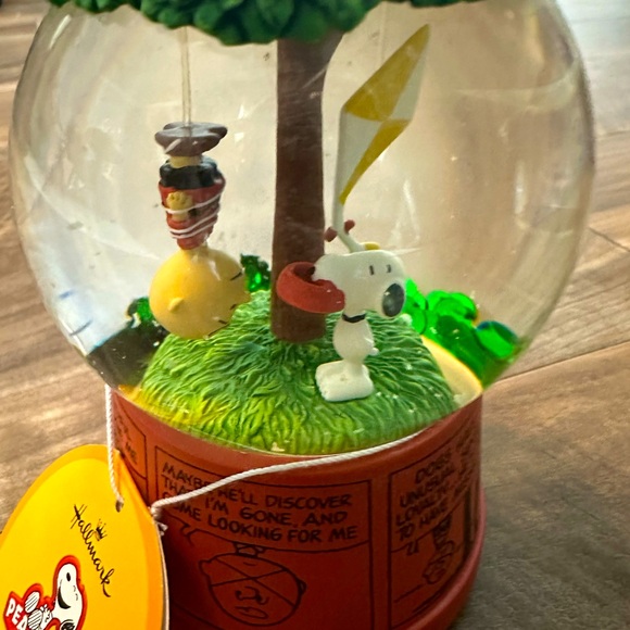 Peanuts Snowglobe - Picture 3 of 8